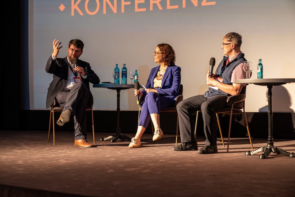 Johannes Becher, Dr. Christina Berndt und Prof. Rüdiger Pryss (v.l.) diskutieren auf der 1. GOLDKIND-Konferenz.